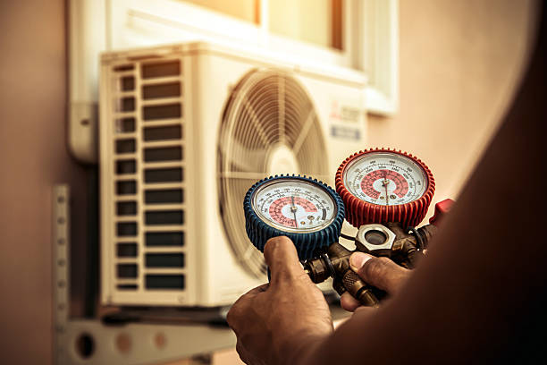 Professional Ac Installation technician working in Scotts Mills, OR